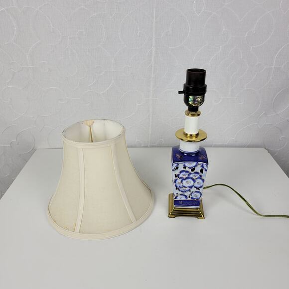 Vintage Porcelain Table Lamp Blue White Floral Scalloped Ginger Jar Brass Base - Picture 8 of 16